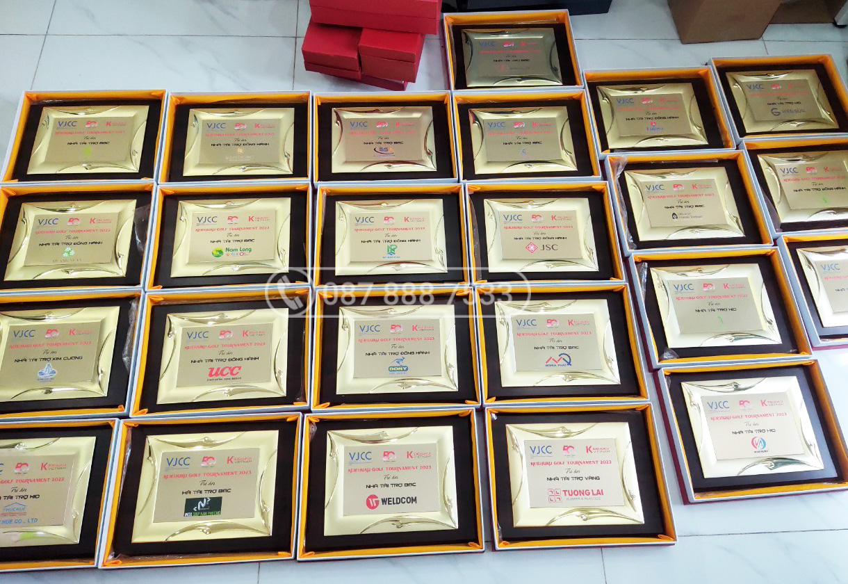 Bảng vinh danh đồng mạ vàng in UV màu